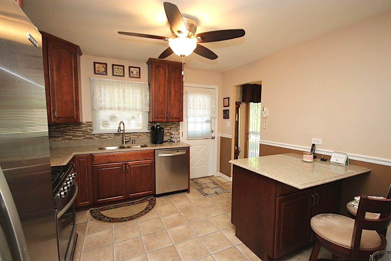 102 Villa Road Streamwood, IL 60107 - Photo 8 of 23 Gallery Image 8