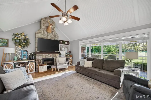 $549,900 | 23233 Paradise Drive, Lebanon, MO 65536