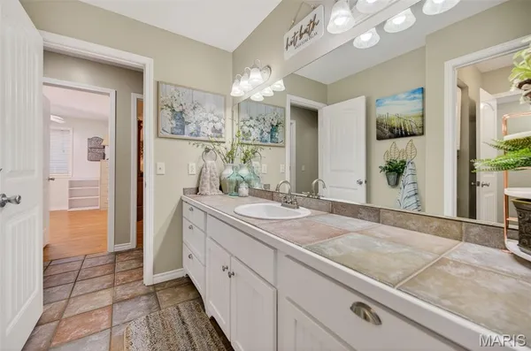 $549,900 | 23233 Paradise Drive, Lebanon, MO 65536