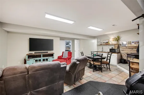 $549,900 | 23233 Paradise Drive, Lebanon, MO 65536