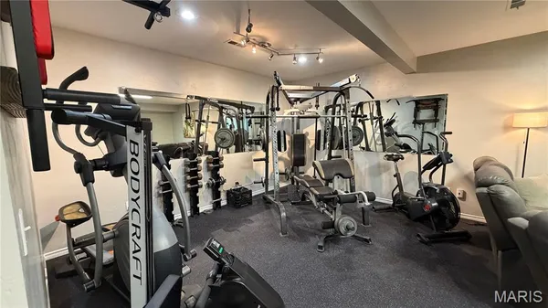 $549,900 | 23233 Paradise Drive, Lebanon, MO 65536