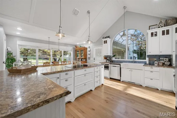 $549,900 | 23233 Paradise Drive, Lebanon, MO 65536