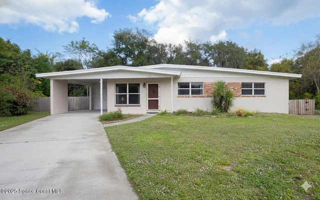 front view of house with a yard