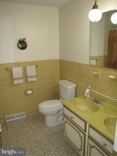 14013 Blenheim Road North Phoenix, MD 21131 - Photo 25 of 30 Hall Bath has dual sinks