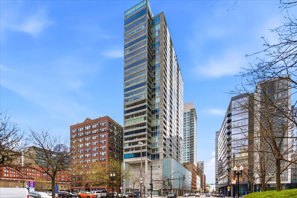 611 South Wells Street, Unit 1110 Chicago, IL 60607 - Photo 1 of 19 a front view of a building
