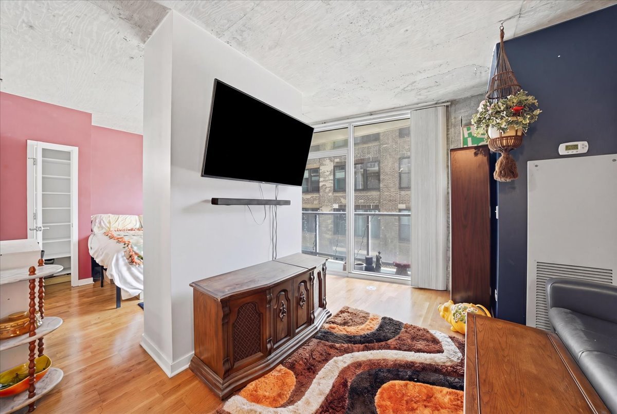 611 South Wells Street, Unit 1110 Chicago, IL 60607 - Photo 11 of 19 a living room with furniture and a flat screen tv