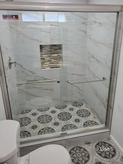 635 West Joyner Avenue Ridgecrest, CA 93555 - Photo 12 of 14 a bathroom with a granite countertop sink and a toilet