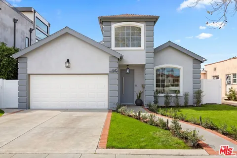 a front view of house with yard