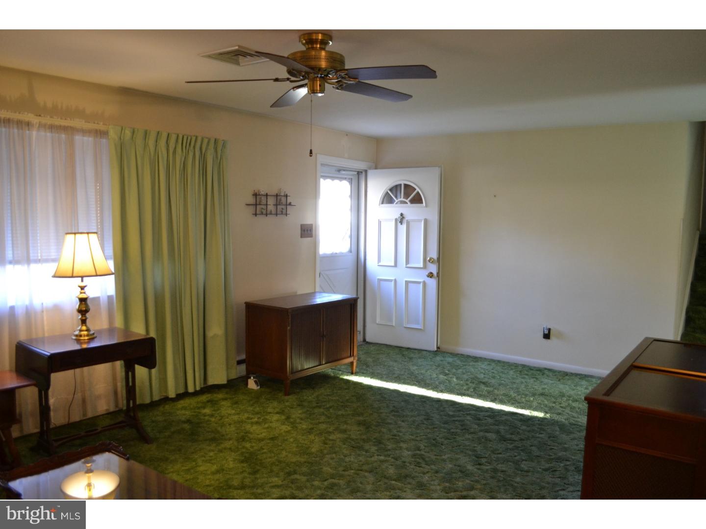 706 Marshall Road Brookhaven, PA 19015 - Photo 4 of 21 Living Room