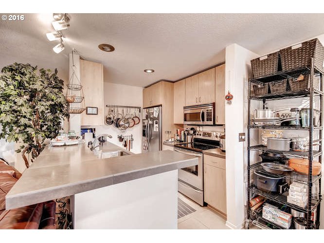 200 Southwest Burnham Road, Unit 102 Lake Oswego, OR 97034 - Photo 13 of 25 Gallery Image 13
