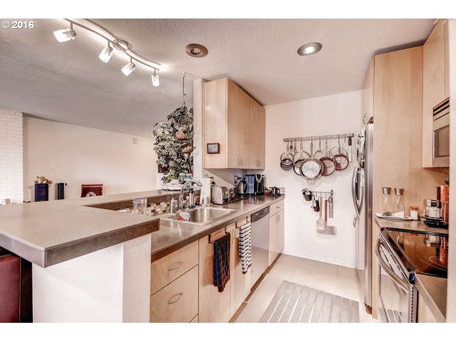 200 Southwest Burnham Road, Unit 102 Lake Oswego, OR 97034 - Photo 14 of 25 Gallery Image 14