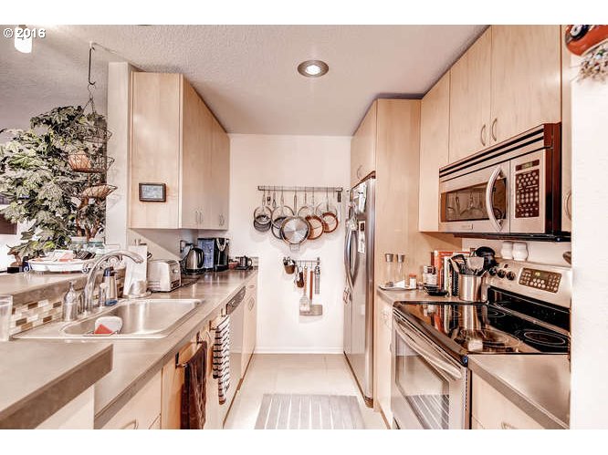 200 Southwest Burnham Road, Unit 102 Lake Oswego, OR 97034 - Photo 15 of 25 Gallery Image 15