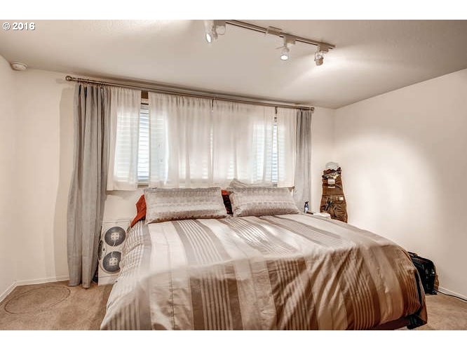 200 Southwest Burnham Road, Unit 102 Lake Oswego, OR 97034 - Photo 18 of 25 Gallery Image 18