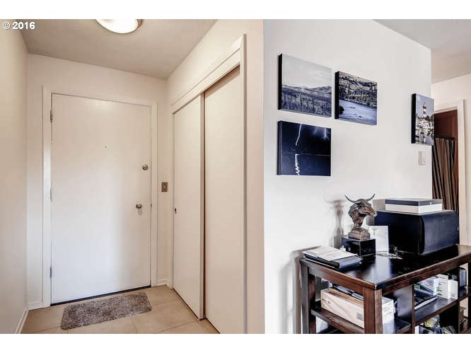 200 Southwest Burnham Road, Unit 102 Lake Oswego, OR 97034 - Photo 6 of 25 Gallery Image 6