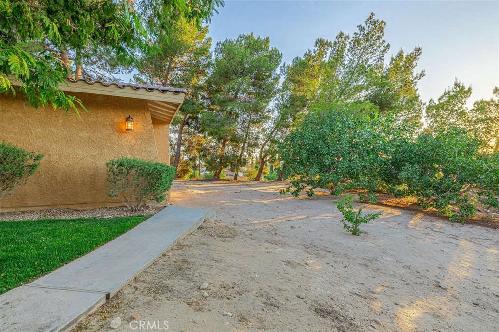 19459 Shasta Road Apple Valley, CA 92307 - Photo 7 of 64