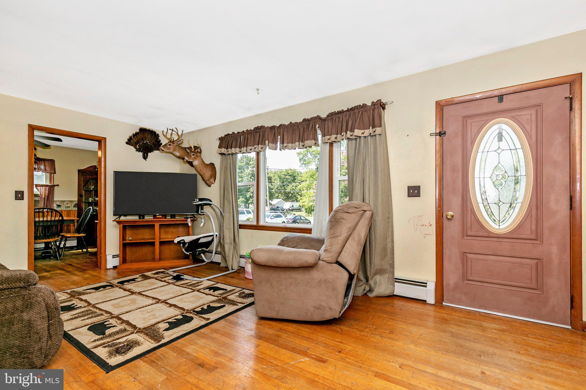 10641 Powell Road Thurmont, MD 21788 - Photo 4 of 53 Living Room