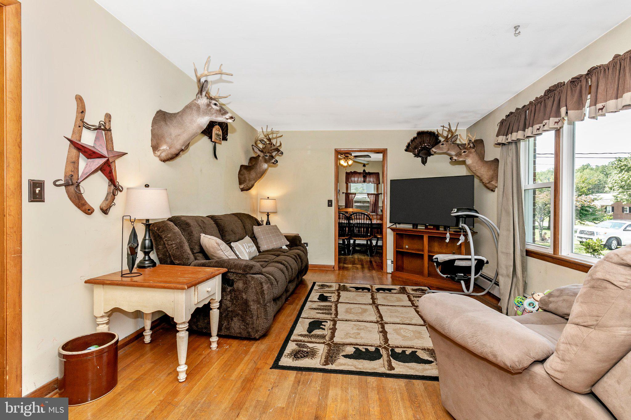 10641 Powell Road Thurmont, MD 21788 - Photo 6 of 53 Living Room