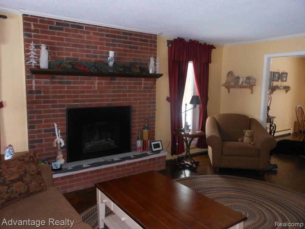 8615 Meskill Road Columbus, MI 48063 - Photo 3 of 19 Great Room with Hardwood Flooring