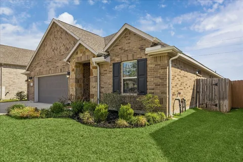 a view of a house with backyard
