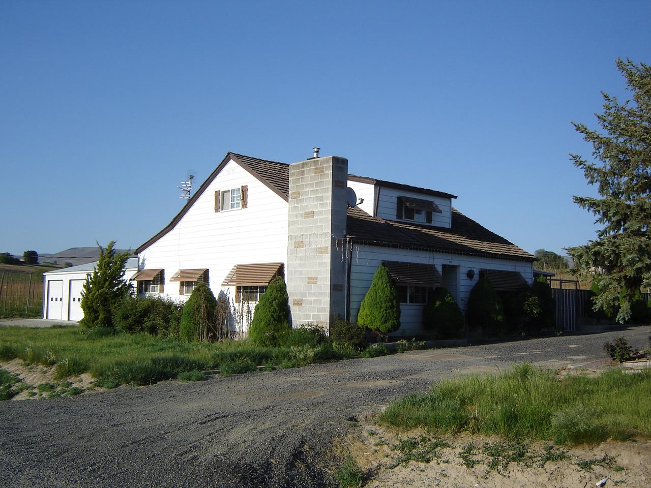 2411 Duffield Road Moxee, WA 98936 - Photo 1 of 13 a front view of a house with garden