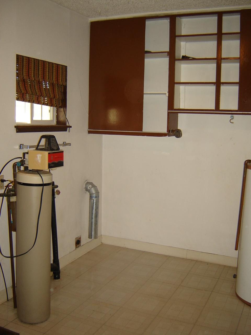 2411 Duffield Road Moxee, WA 98936 - Photo 10 of 13 a room with a window and a fan