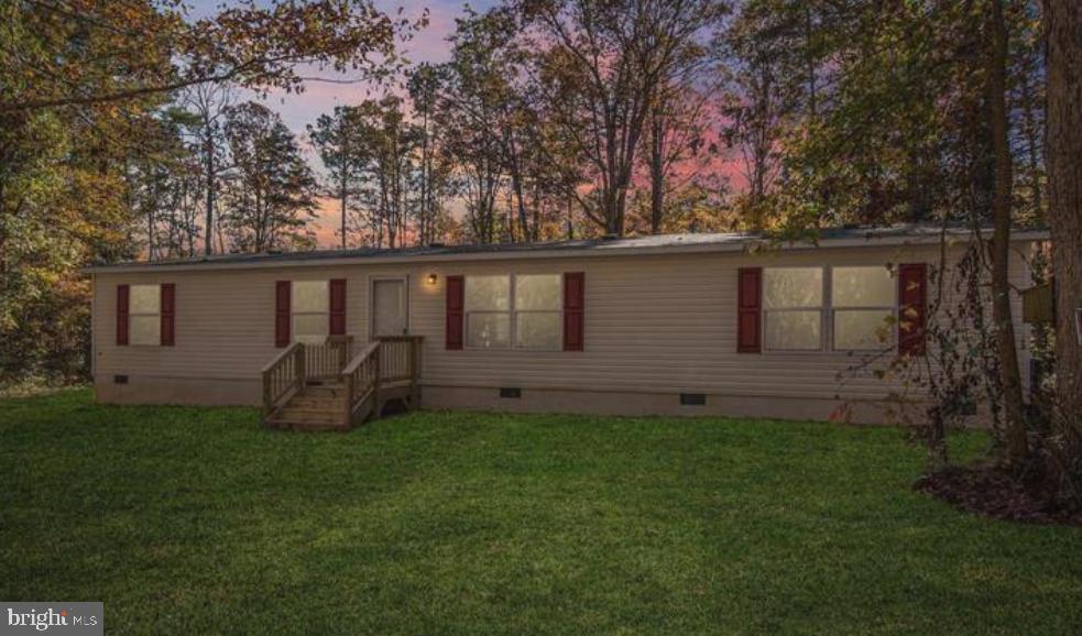 a view of a house with backyard and garden