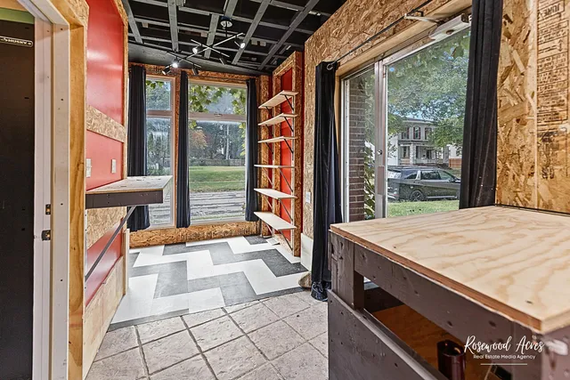 a view of an entryway with a livingroom
