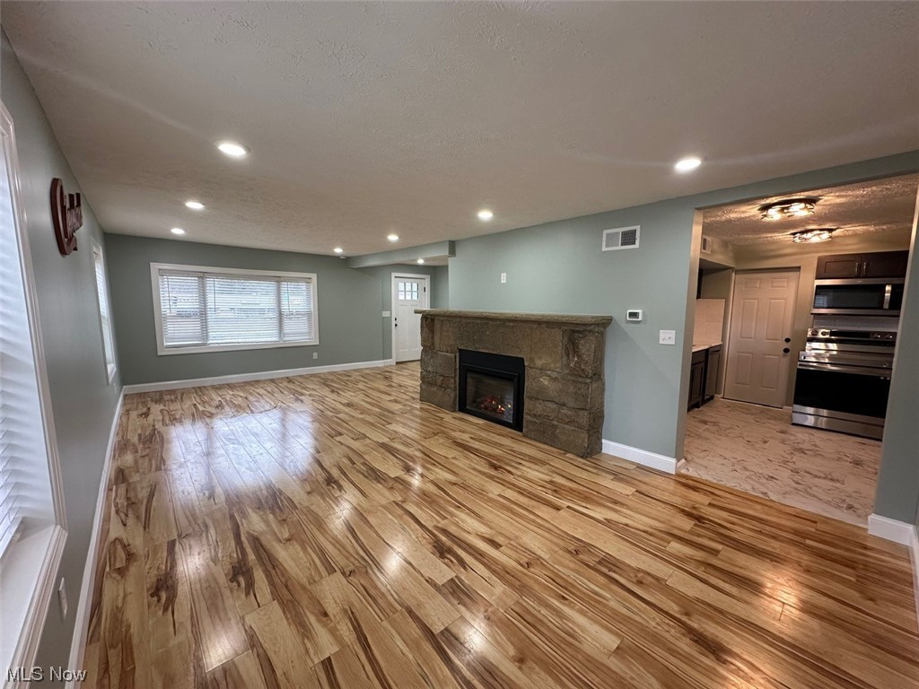 10260 West Pleasant Valley Road Parma, OH 44130 - Photo 8 of 34 Living room