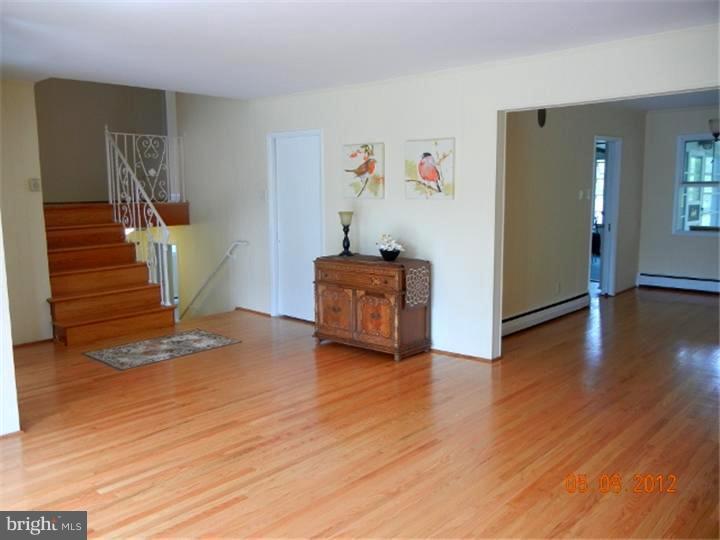 670 Beatty Road Springfield, PA 19064 - Photo 5 of 25 Living Room