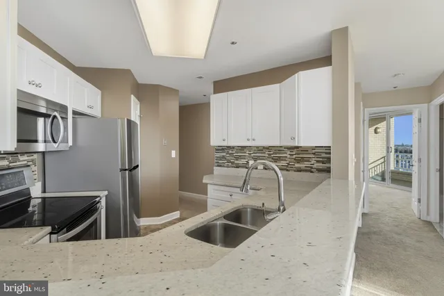 $295,000 | 100 Harborview Drive, Unit 814, Baltimore, MD 21230