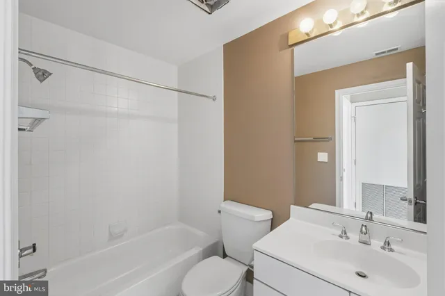 $295,000 | 100 Harborview Drive, Unit 814, Baltimore, MD 21230