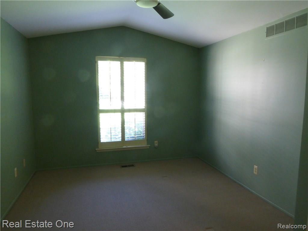 60-1 Pine Tree Ridge, Unit 23 Waterford, MI 48327 - Photo 16 of 23 2016-09-20 03.13