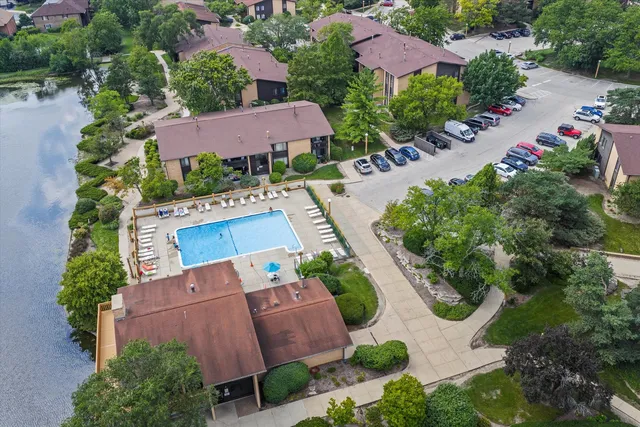 $240,000 | 6107 Knoll Valley Drive, Unit 308, Willowbrook, IL 60527