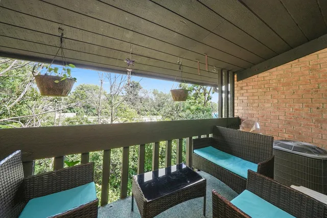 $240,000 | 6107 Knoll Valley Drive, Unit 308, Willowbrook, IL 60527