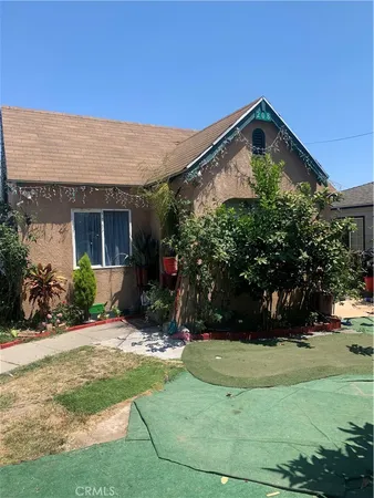 a view of a house with yard and plants