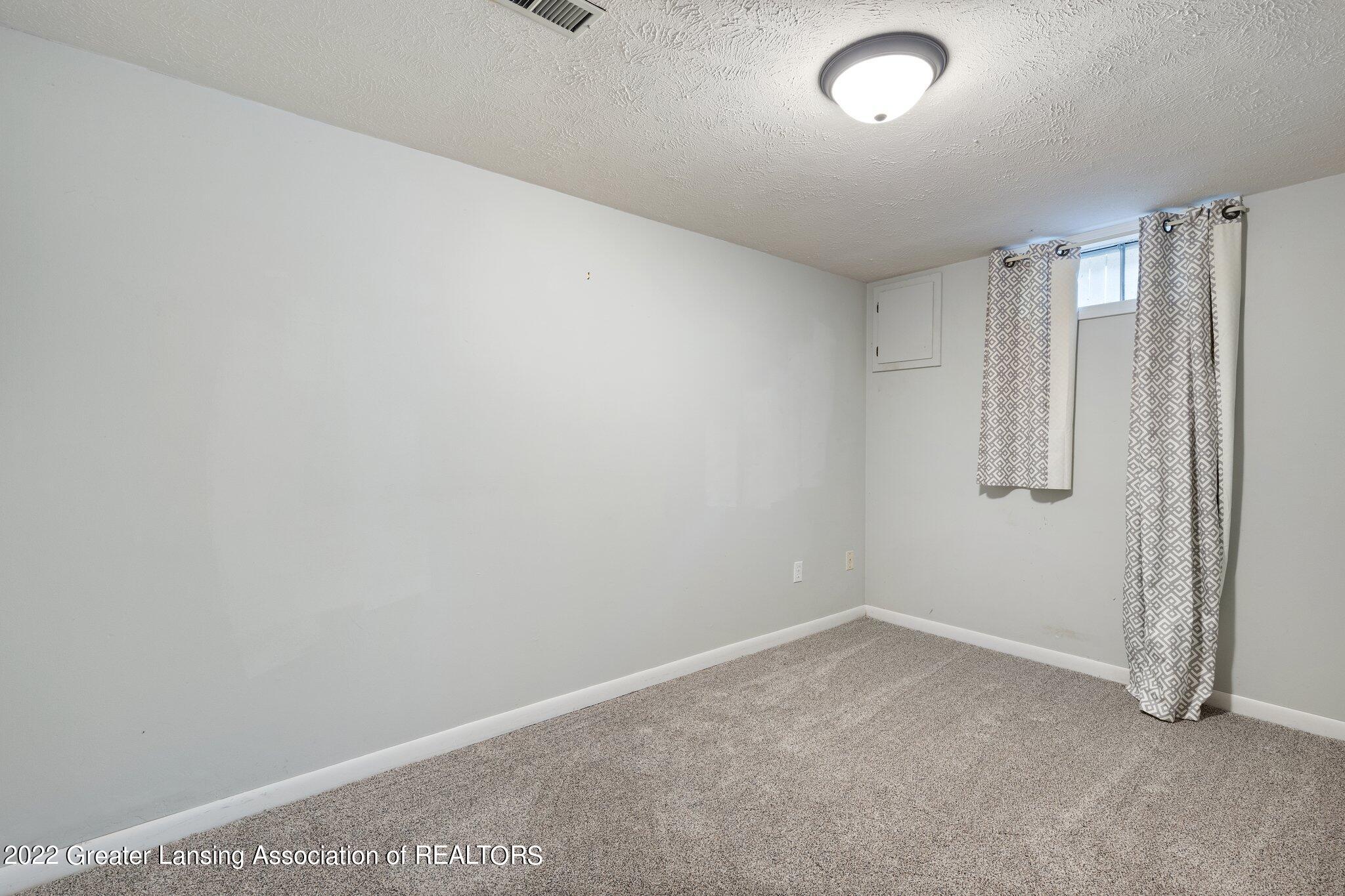 6527 Hilliard Road Lansing, MI 48911 - Photo 22 of 38 37-web-or-mls-0Z4A1593