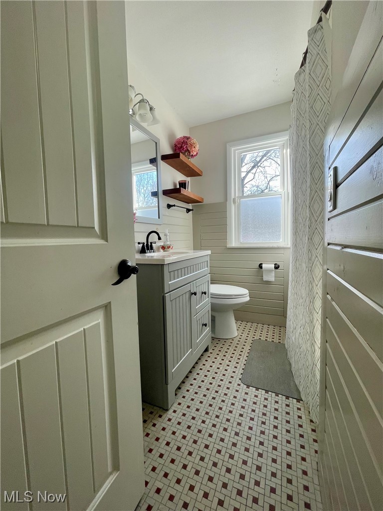 1544 Edgefield Road Lyndhurst, OH 44124 - Photo 14 of 36 Full bathroom featuring vanity and curtained shower