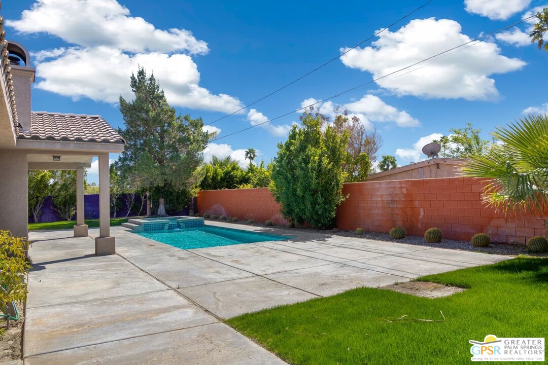 2885 East Sandia Road Palm Springs, CA 92262 - Photo 26 of 30 a view of a house with backyard and a garden