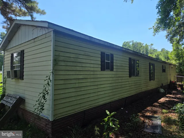 a view of empty room with window