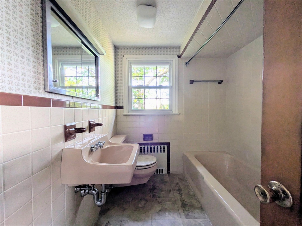 34 Leeds Terrace Lawrence, MA 01843 - Photo 24 of 27 a bathroom with a sink and a bathtub