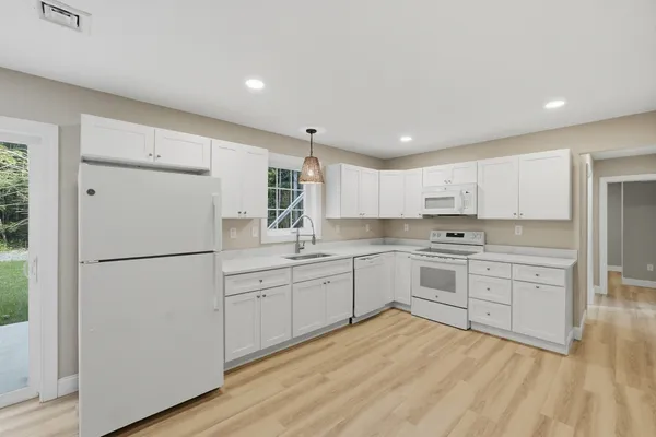$2,100 | 104 Hilltop Drive, Unit A, Southbridge, MA 01550