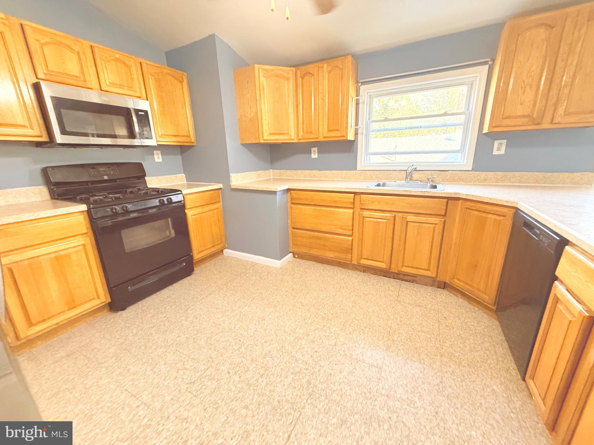 733 North Lenola Road Moorestown, NJ 08057 - Photo 4 of 14 Bright and inviting kitchen space.
