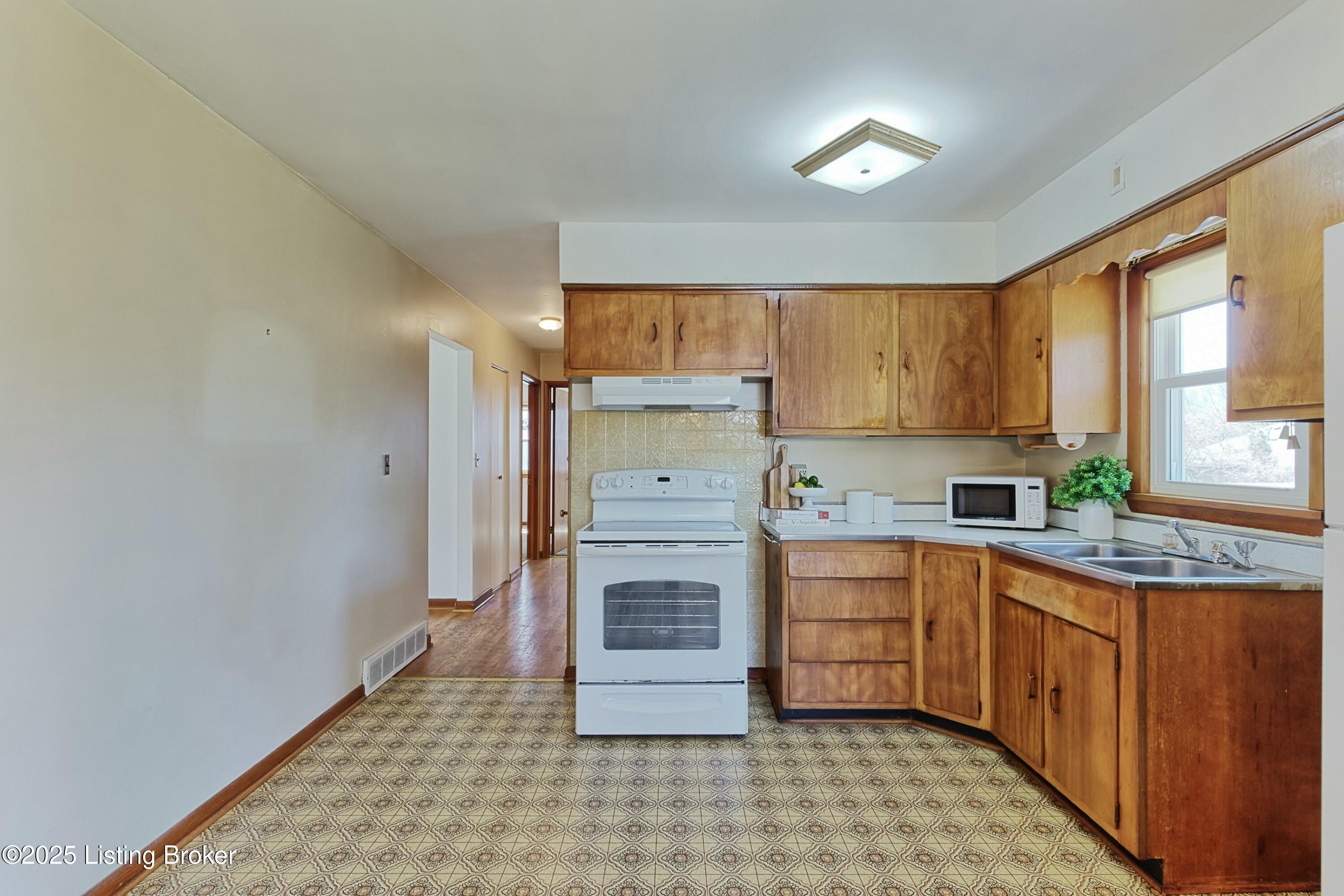 3212 Maple Road Jeffersontown, KY 40299 - Photo 8 of 33 Kitchen