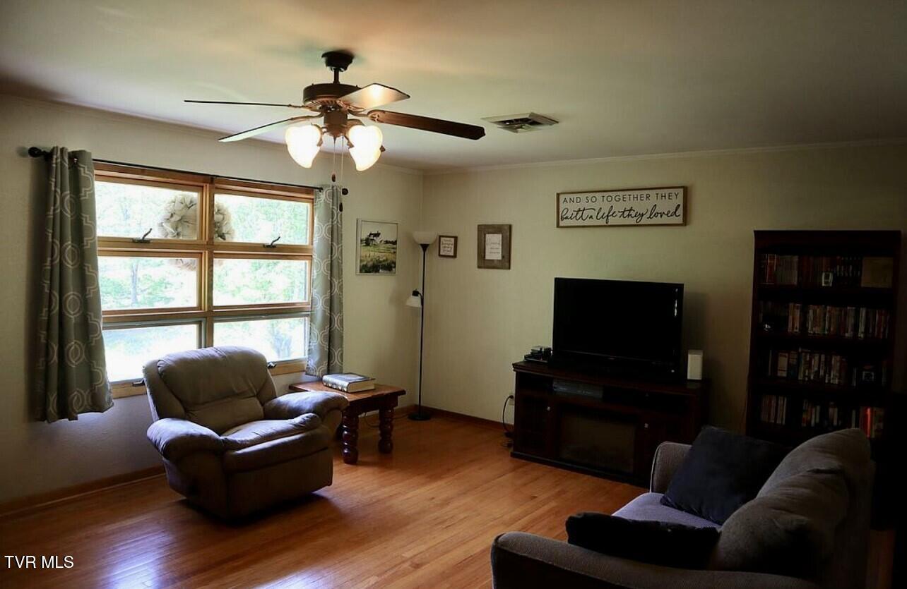 3219 Dungannon Road Coeburn, VA 24230 - Photo 26 of 65 Living room