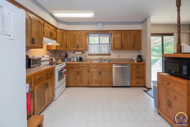 $235,000 | 3330 Southeast Placid Court, Topeka, KS 66605