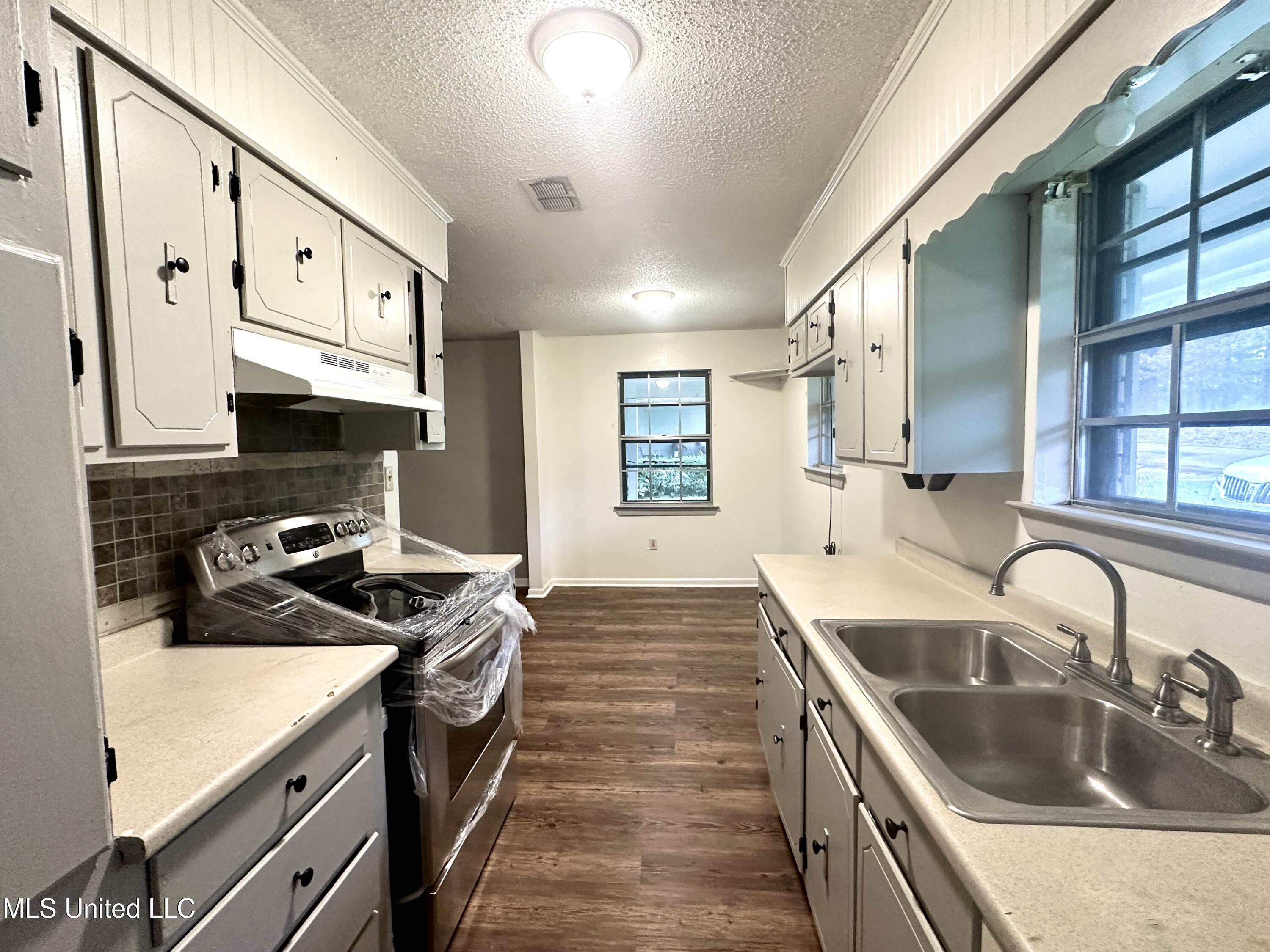 109 11th Street McComb, MS 39648 - Photo 2 of 17 IMG_9121