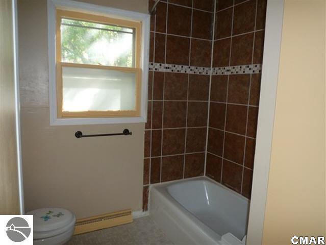 1423 Ridge Road Mount Pleasant, MI 48858 - Photo 15 of 21 1772356-14.JPG