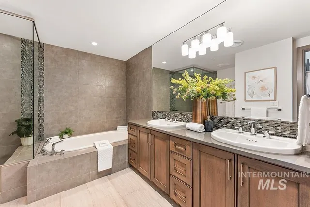 $685,000 | 3005 W Crescent, Unit 302, Boise, ID 83706