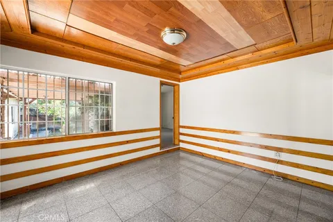 a view of empty room with window