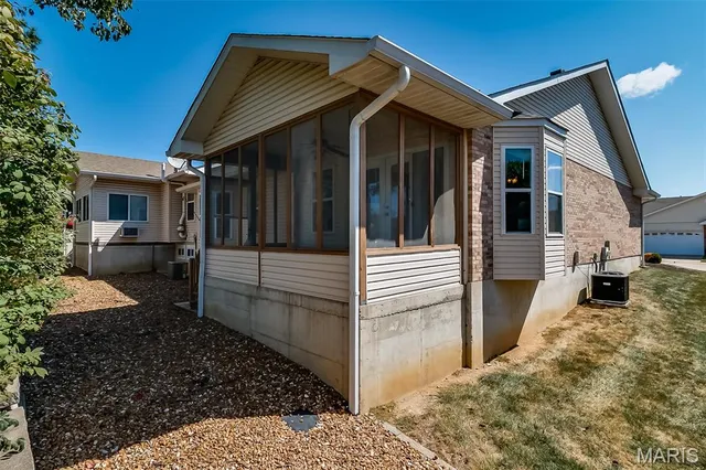 $285,900 | 155 Southern Oaks Drive, Unit 7A, St. Charles, MO 63303